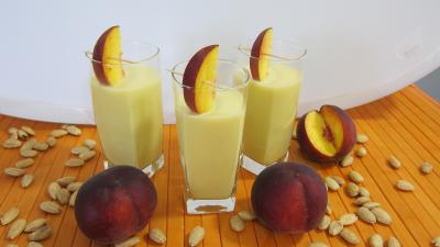 Amande entière : Verres de lait d'amandes aux pêches