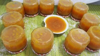 noix de coco : Pots de confiture d'abricots au parfum de noix de coco et sa coupelle