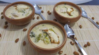 Image : Bols de soupe de poulet au lait d'amandes et de noix de coco