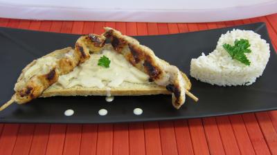 noix de coco : Assiette de toasts de poulet et sa sauce aux cacahuètes