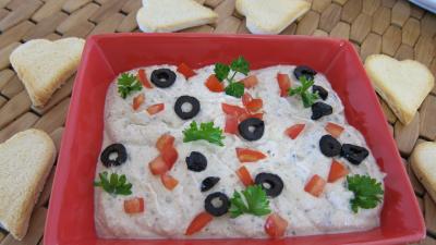 Sauces : Assiette de dip à la grecque et ses crudités